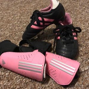 🌟5 for $30🌟 Girls soccer cleats and shin guards